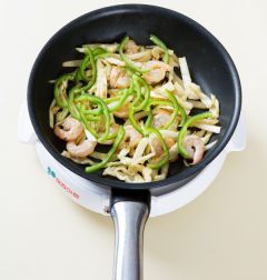 4. 피망을 넣어 살짝 볶은 다음 소금과 후춧가루로 간을 한다.