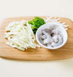 1. 양배추, 양파, 피망은 채 썬다.  새우는 씻어 건진다.