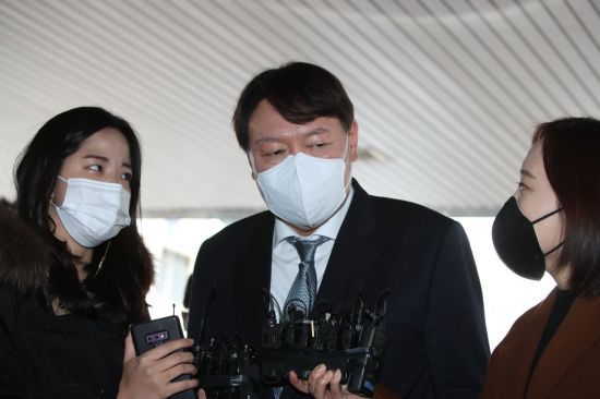 윤석열 검찰총장이 3일 직원과의 간담회를 위해 대구고검과 대구지검을 방문한 자리에서 취재진의 질문에 답하고 있다. [이미지출처=연합뉴스]