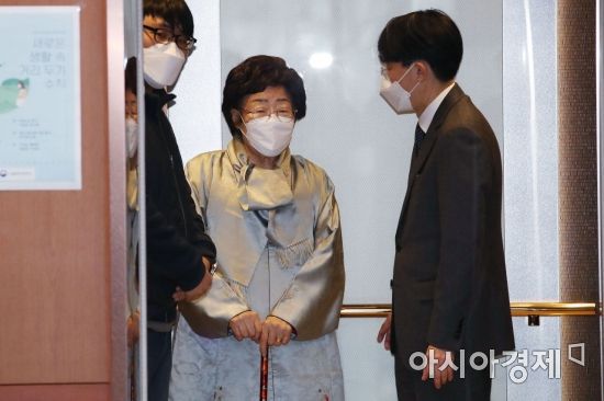 일본군 위안부 피해자 이용수 할머니가 3일 서울 종로구 외교부 청사에서 정의용 장관과 면담을 하기 위해 이동하고 있다. /문호남 기자 munonam@