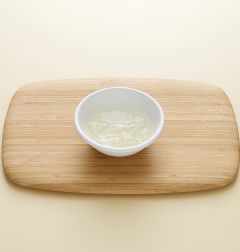 3. 판 젤라틴은 찬물에 1분 정도 불린다.
(Tip 찬물은 판젤라틴이 잠길 정도로 한다.)