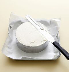 6. ①의 무스 틀에 ⑤의 무스 크림 반죽을 담아 윗면을 평평하게 하고 냉장고에서 3시간 이상 굳힌다.