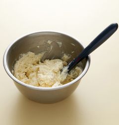 2. 마스카포네 치즈와 필라델피아 치즈를 섞은 다음 설탕, 바닐라 에센스를 넣어 치즈 반죽을 만든다.