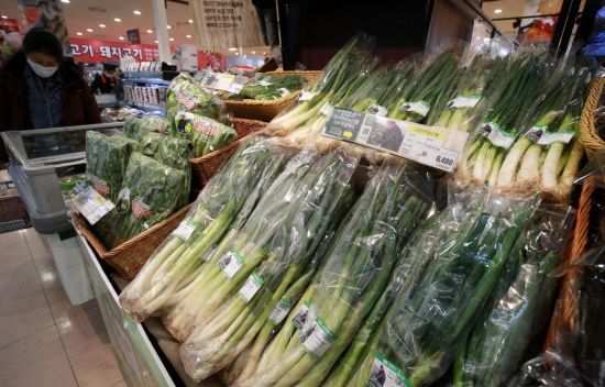 코로나19으로 인한 경기침체로 민생경제가 큰 타격을 입은 가운데, 물가 상승마저 지속되며 밥상 물가 역시 연일 비상이다. 25일 통계청에 따르면 지난 1월 소비자물가지수는 전년 동기 대비 0.6%로 소폭 늘었지만 농·축·수산물은 10% 급등한 것으로 나타났다. 사진은 이날 서울의 한 대형마트를 찾은 시민들이 장을 보는 모습./김현민 기자 kimhyun81@