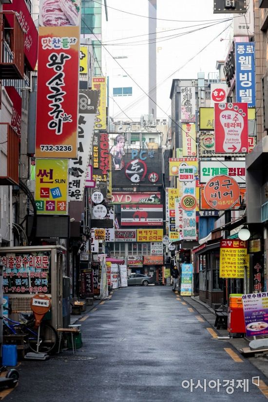신종 코로나바이러스감염증(코로나19) 확진자 증가로 강도 높은 사회적 거리두기가 이어지며 자영업자들의 어려움이 깊어지고 있는 28일 서울 종로2가 음식점 거리가 한산한 모습을 보이고 있다./강진형 기자aymsdream@