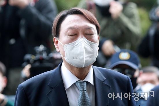 윤석열 검찰총장이 4일 서울 서초구 대검찰청으로 출근하며 검찰총장직 사의를 표명하고 있다./김현민 기자 kimhyun81@