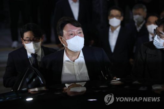 윤석열 검찰총장이 3일 오후 대구고검과 지검에서 직원과의 간담회를 끝낸 후 차량을 타려 이동하고 있다. [이미지출처=연합뉴스]