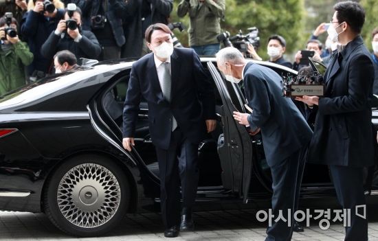 윤석열 검찰총장이 4일 서울 서초구 대검찰청으로 출근하고 있다. 윤 총장은 이 자리에서 검찰총장직 사의를 표명했다./김현민 기자 kimhyun81@