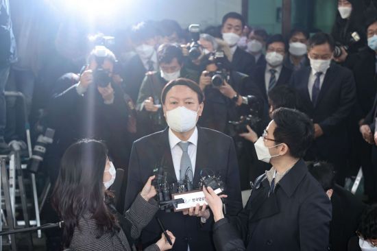 전격적으로 사의를 표명한 윤석열 검찰총장이 4일 오후 서울 서초구 대검찰청 청사를 나서고 있다. 문재인 대통령은 윤 총장의 사의를 한 시간여 만에 수용했다. [이미지출처=연합뉴스]