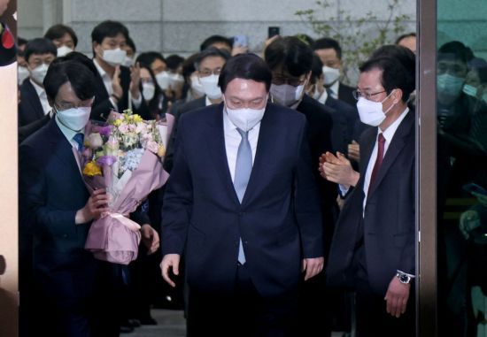 전격적으로 사의를 표명한 윤석열 검찰총장이 4일 오후 서울 서초구 대검찰청 청사를 나서고 있다. 문재인 대통령은 윤 총장의 사의를 한 시간여 만에 수용했다. [이미지출처=연합뉴스]