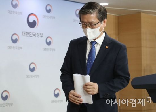 변창흠 국토교통부 장관이 4일 서울 종로구 정부서울청사 합동브리핑실에서 한국토지주택공사(LH) 직원들의 광명·시흥 등 3기 신도시 투기 의혹 관련 브리핑을 마친 뒤 나서고 있다./김현민 기자 kimhyun81@