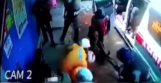 구급대원 중 한 명을 경찰이 총 개머리판으로 내려치는 장면.[트위터 캡처]