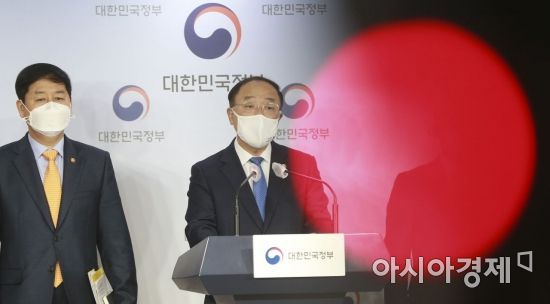 홍남기 경제부총리가 7일 서울 종로구 정부서울청사에서 ‘부동산 관련 국민께 드리는 말씀’ 발표를 하고 있다./윤동주 기자 doso7@