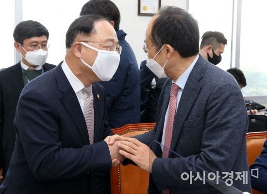 홍남기 경제부총리가 23일 국회에서 열린 예결위 소위를 찾아 회의 시작에 앞서 추경호 국민의힘 예결위 간사와 인사를 나누고 있다./윤동주 기자 doso7@