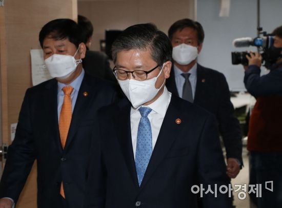변창흠 국토교통부 장관이 7일 서울 종로구 정부서울청사에서 '부동산 관련 국민께 드리는 말씀' 발표를 마친 후 회견장을 나서고 있다./윤동주 기자 doso7@