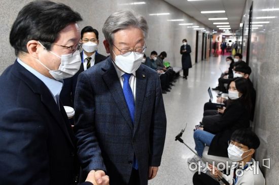 이재명 경기도지사가 9일 국회에서 비공개로 열린 더불어민주당 당무위원회에 참석하고 있다./윤동주 기자 doso7@