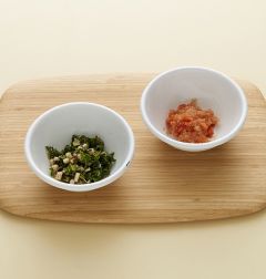 2. 명란은 껍질을 벗겨 알을 긁어내고 냉이는 송송 썬다.