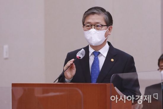 변창흠 국토부장관이 9일 국회에서 열린 LH 투기의혹 관련 긴급 현안질의에 출석, 현안보고를 하고 있다./윤동주 기자 doso7@