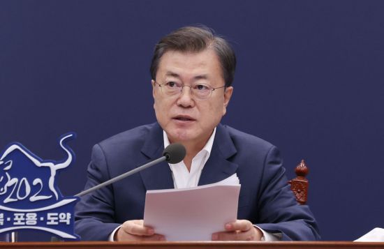 문재인 대통령이 8일 오후 청와대에서 열린 법무부·행정안전부 업무보고에서 발언하고 있다. / 사진=연합뉴스