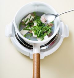 4. 두부를 넣어 1분 정도 끓인 다음 부추를 넣고 새우젓을 넣고 간을 한다.