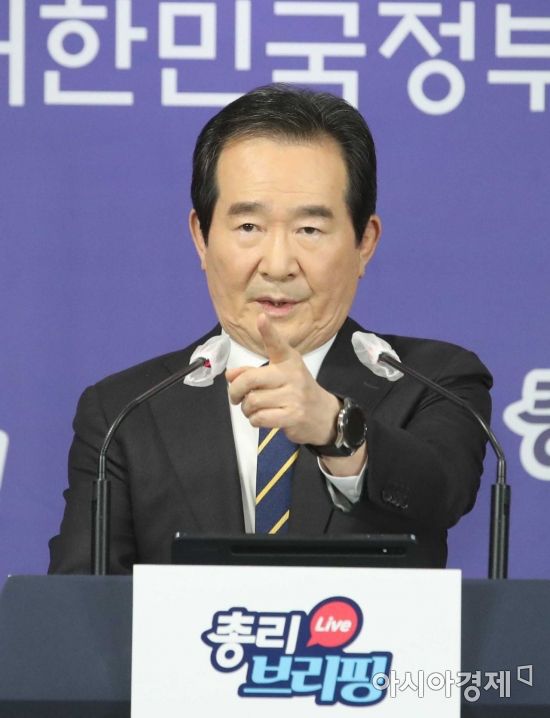 정세균 국무총리가 11일 서울 종로구 정부서울청사에서 LH 직원의 신도시 투기 1차 전수조사 결과 발표를 마친 뒤 질의응답하고 있다./강진형 기자aymsdream@