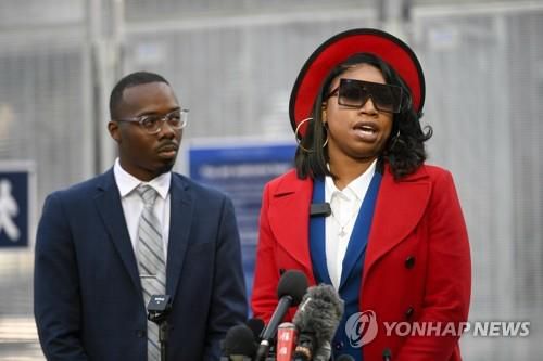 지난 8일(현지시간) 미 미네소타주 미니애폴리스의 헤너핀카운티 정부청사 앞에서 숨진 조지 플로이드의 여자 형제인 브리짓 플로이드가 기자회견을 하고 있다. /사진 = 연합뉴스