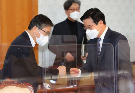 변창흠 국토교통부 장관(왼쪽)이 14일 정부서울청사에서 열린 LH 후속조치 관계장관회의에 입장하며 김창룡 경찰청장과 주먹인사를 하고 있다. 2021.3.14 [이미지출처=연합뉴스]