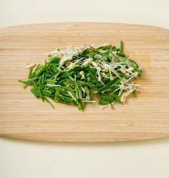 1. 달래는 둥근 뿌리의 겉껍질을 벗기고 깨끗하게 씻어 1cm 길이로 썬다.