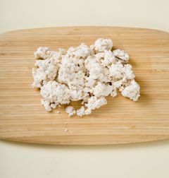 2. 두부는 칼등으로 곱게 으깬다.