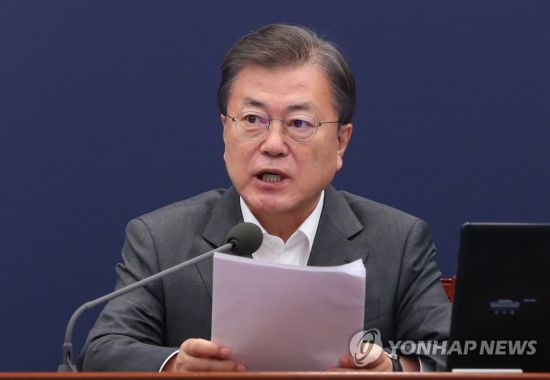 15일 청와대에서 열린 수석·보좌관회의에서 발언하는 문재인 대통령. [이미지출처=연합뉴스]