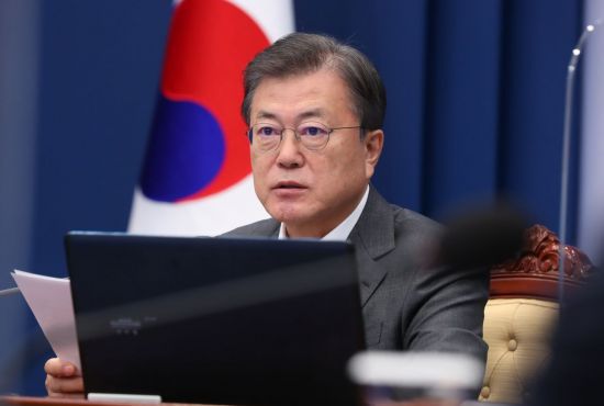 문재인 대통령이 15일 오후 청와대에서 열린 수석·보좌관회의에서 발언하고 있다. 사진=연합뉴스