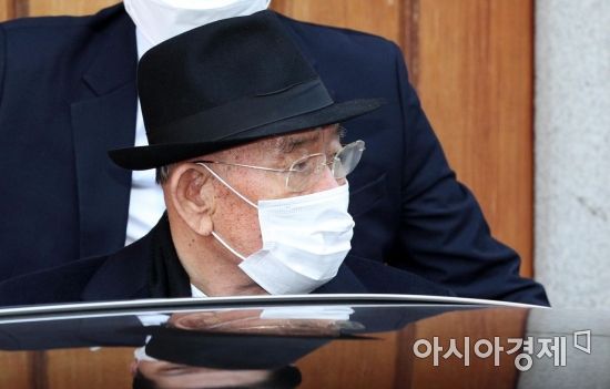 전두환 전 대통령이 지난해 11월30일 광주지방법원에서 열리는 사자명예훼손 1심 선고 공판에 출석하기 위해 서울 서대문구 연희동 자택에서 나오고 있다. /김현민 기자 kimhyun81@