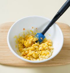 3. 설탕과 씨겨자를 넣고 소금과 후춧가루로 간을 한다.