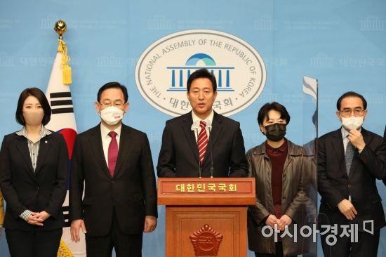 오세훈 국민의힘 서울시장 후보가 22일 국회 소통관에서 범야권 단일화와 관련한 기자회견을 갖고 있다./윤동주 기자 doso7@