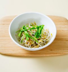 2. 미나리는 다듬어 씻어 끓는 물에 30초 정도 데쳐 찬물에 헹구어 물기를 뺀다.