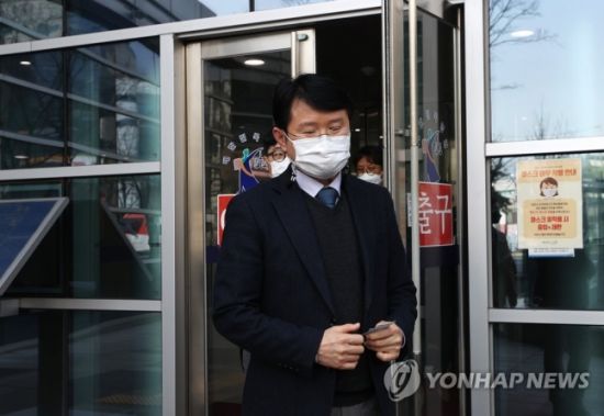 전흥배 숭문고등학교 교장이 23일 오후 서초구 서울행정법원에서 열린 자율형 사립고등학교 지정 취소처분 취소 청구 소송에서 승소 판결을 받은 뒤 법원을 나서고 있다. (사진출처=연합뉴스)