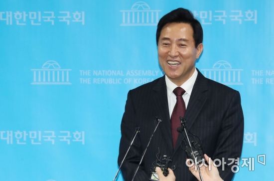 서울시장 보궐선거 범야권 단일 후보로 선출된 오세훈 국민의힘 후보가 23일 국회 소통관에서 기자회견을 마친 후 취재진 질문에 답하고 있다./윤동주 기자 doso7@