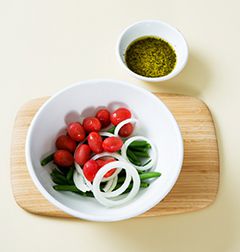 4. 볼에 껍질콩, 방울토마토, 양파를 넣고 드레싱에 가볍게 버무린다.