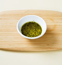 3. 분량의 드레싱 재료를 골고루 섞는다. (올리브 오일 3, 올리고당 1, 설탕 1, 식초 2, 레몬즙 1, 파슬리 가루 0.3, 소금 0.5)