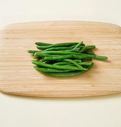 1. 껍질콩은 깨끗이 씻어 양쪽 꼭지를 잘라 살짝 데친다.