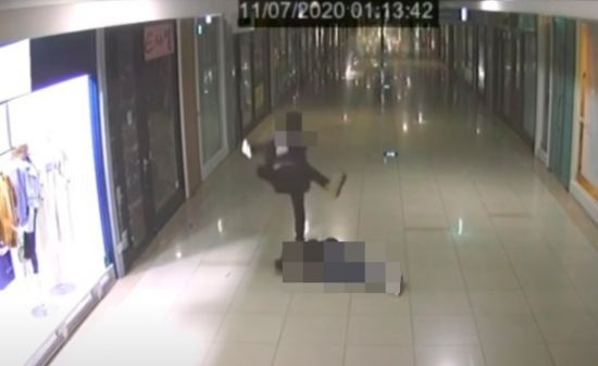 지난 2020년 11월10일 부산 북구 덕천동 덕천지하상가에서 젊은 남성이 쓰러진 여성을 발로 때리는 장면이 찍힌 영상. 사진=폐쇄회로(CC)TV 영상 캡처