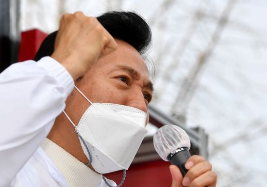 오세훈 국민의힘 서울시장 후보가 26일 서울 용산구 용문시장 네거리에서 유세차량에 올라 시민들에게 지지를 호소하고 있다. / 사진=연합뉴스