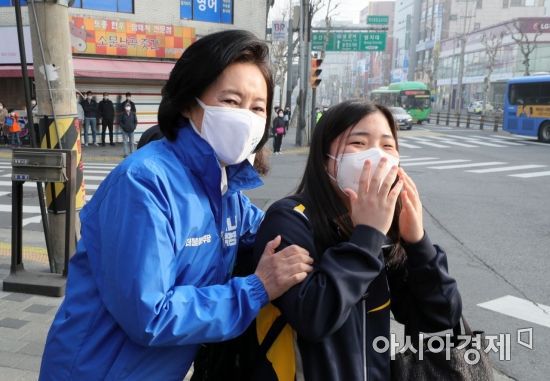 박영선 더불어민주당 서울시장 후보가 26일 서울 서대문구 북가좌초등학교 앞에서 녹색어머니회 회원들과 교통안전봉사활동을 하는 도중 초등학생과 기념사진을 찍고 있다./윤동주 기자 doso7@