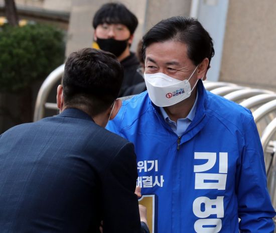 26일 부산진구 부산도시철도 서면역에서 열린 '민주당 부산 도시철도망 비전 발표식' 및 선거유세에서 김영춘 더불어민주당 부산시장 후보가 지지를 호소하고 있다. / 사진=연합뉴스