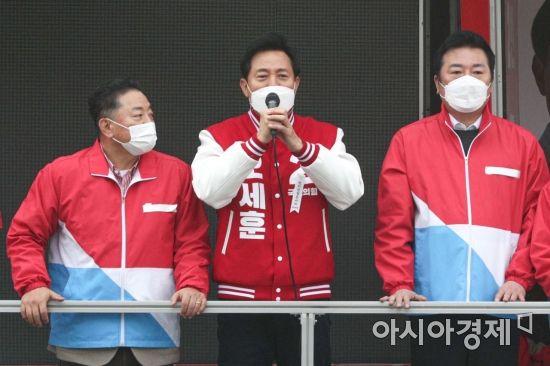 오세훈 국민의힘 서울시장 후보가 26일 서울 강서구 양천로 증미역사거리에서 선거유세를 하고 있다./국회사진기자단