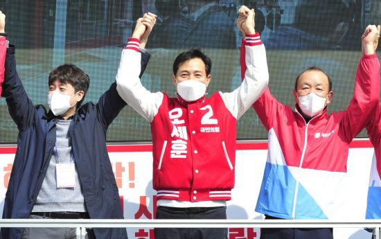 4ㆍ7 재보선 오세훈 국민의힘 서울시장 후보가 공식 선거운동 시작일인 25일 오전 서울 서대문구 유진상가 앞에서 선거유세를 마친 후 이준석 전 미래통합당 최고위원, 송주범 당원협의회운영위원장과 손을 맞잡아 들어보이고 있다. [이미지출처=연합뉴스]