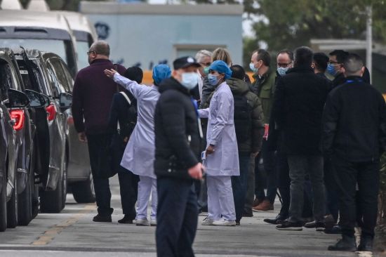 코로나바이러스 감염증(코로나19) 발원지로 지목된 중국 허베이성 우한에서 지난 1월 30일 세계보건기구(WHO) '코로나19 기원 조사팀'이 현장 조사를 위해 진인탄 병원에 도착하고 있다. [이미지출처=연합뉴스]