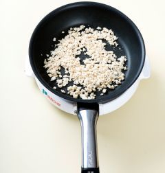 1. 두부는 으깨어 기름을 두르지 않은 팬에 노릇노릇하게 볶는다.