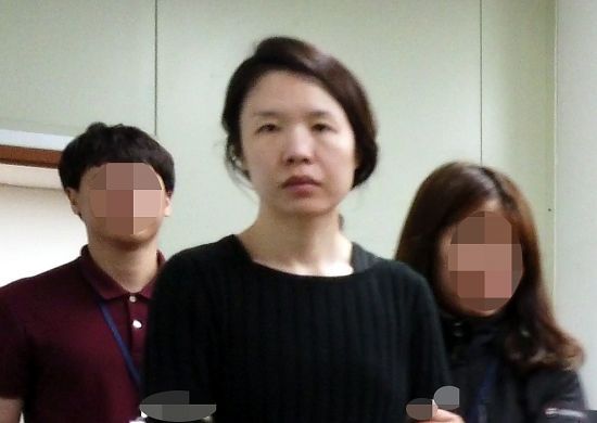 전 남편을 살해한 혐의로 구속된 고유정(36)이 제주동부경찰서 유치장에서 나와 진술녹화실로 이동하고 있다. / 사진=연합뉴스