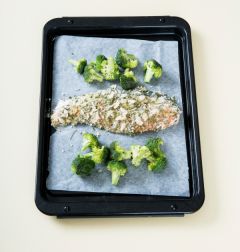 4. 오븐팬에 연어와 브로콜리를 담고 올리브오일을 골고루 뿌린 다음 200℃의 예열한 오븐에서 10~12분 정도 굽는다.